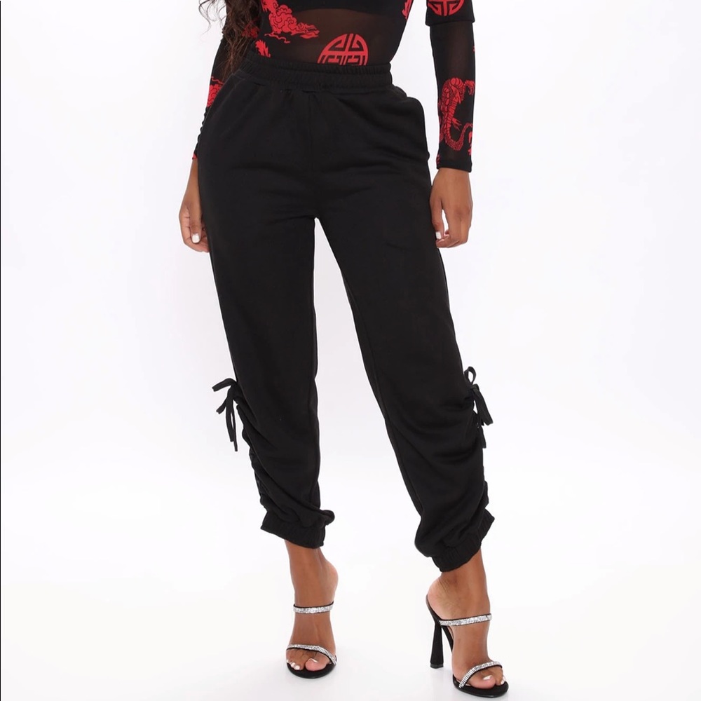 Fashion Nova Ruched Jogger Pants In Black